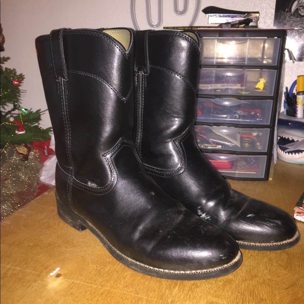 Black Justin’s roper boots.